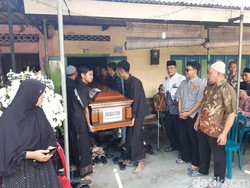 Pegawai RSCM Korban Laka Kereta Bekasi Dimakamkan di Boyolali