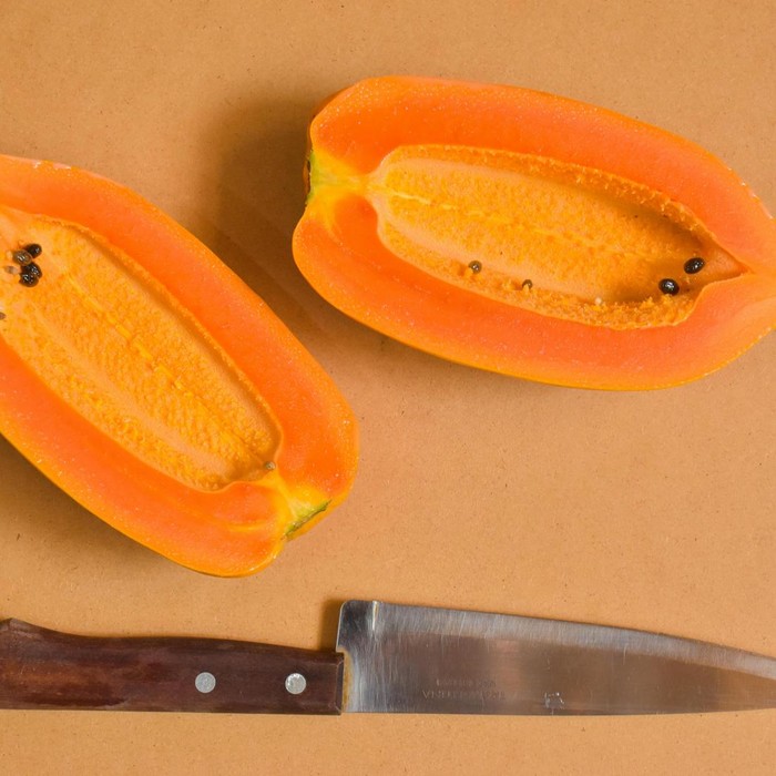 pepaya merupakan sumber vitamin C yang tinggi. Satu pepaya kecil menyediakan sekitar 95,6 (mg) vitamin C yang memenuhi atau melampaui asupan harian yang direkomendasikan untuk pria dewasa (90 mg) dan perempuan (75 mg).