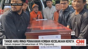 VIDEO: Tangis Haru Iringi Pemakaman Korban Kecelakaan Kereta