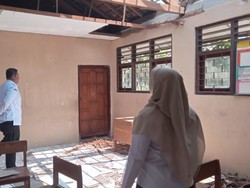 Bruk! Plafon Ruang Kelas SDN Ngasinan IV Sukoharjo Ambrol