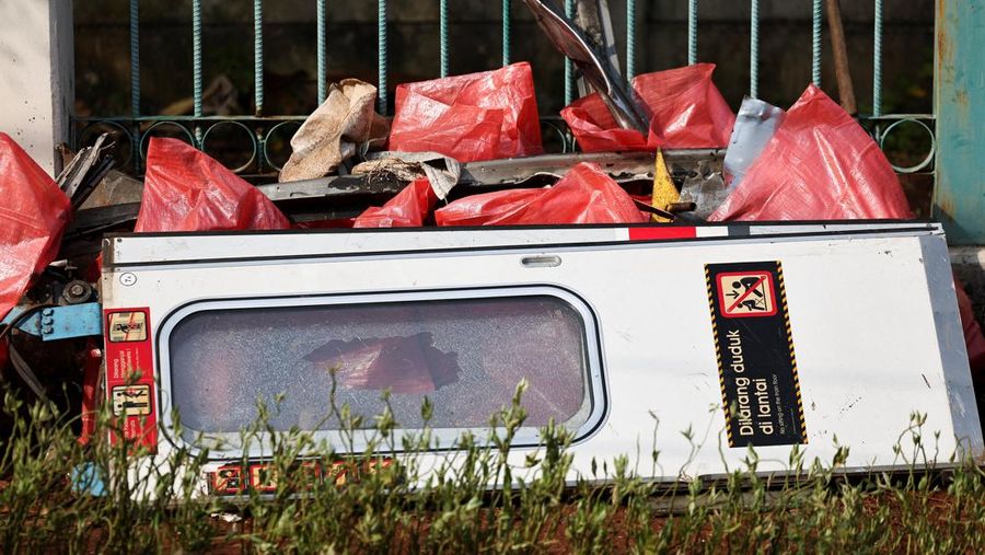 Puing-puing berceceran di letak kejadian setelah tabrakan fatal antara kereta komuter dan kereta jarak jauh pada hari Senin, di Bekasi, pinggiran Jakarta, Indonesia, 29 April 2026.