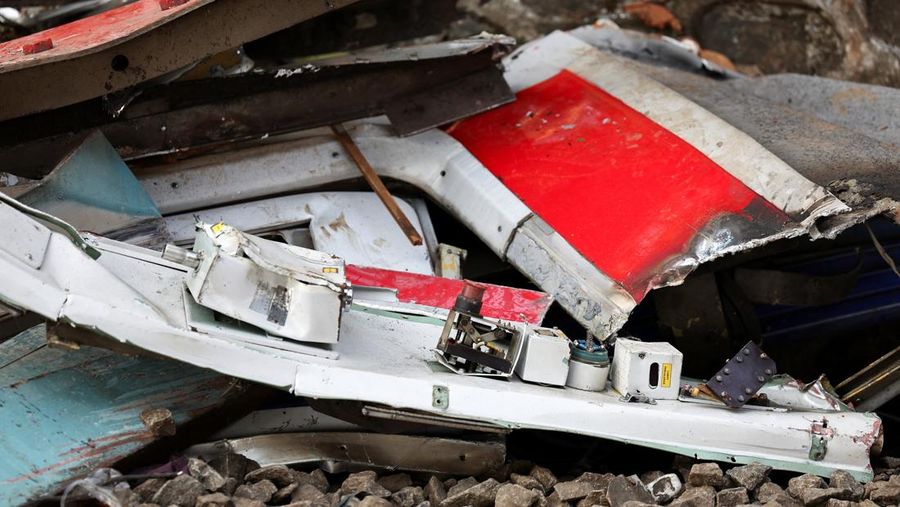 Puing-puing berceceran di letak kejadian setelah tabrakan fatal antara kereta komuter dan kereta jarak jauh pada hari Senin, di Bekasi, pinggiran Jakarta, Indonesia, 29 April 2026.