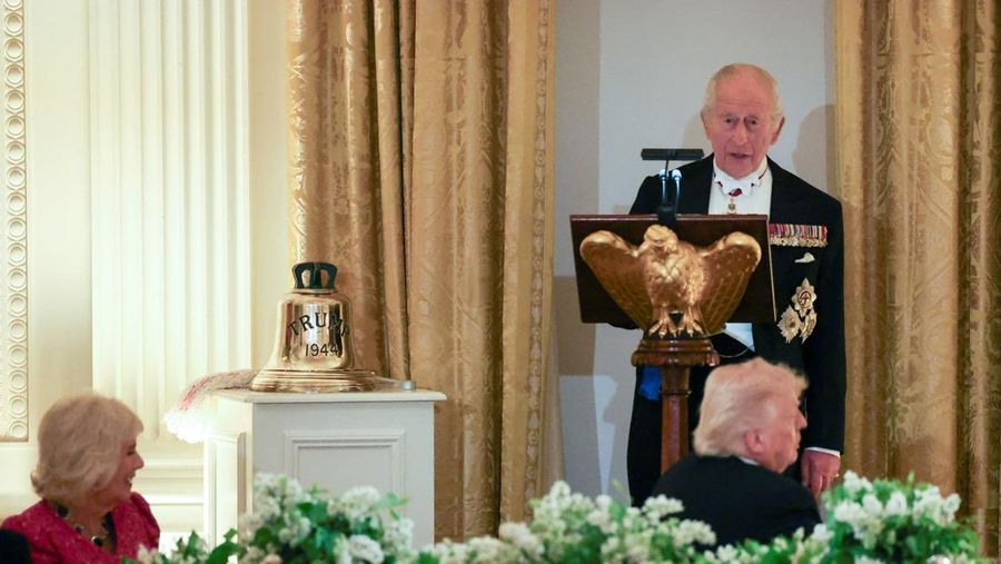 Raja Charles dari Inggris berbincang sementara Presiden AS Donald Trump dan Ratu Camilla dari Inggris mendengarkan selama jamuan makan malam kenegaraan untuk Raja Charles dan Ratu Camilla dari Inggris di Gedung Putih di Washington, D.C., AS, 28 April 2026.