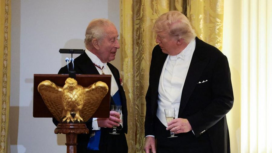 Raja Charles dari Inggris dan Presiden AS Donald Trump saat menghadiri jamuan makan malam kenegaraan untuk Raja dan Ratu Camilla di Gedung Putih, Washington, D.C., AS, Selasa (28/4/2026). (REUTERS/Evelyn Hockstein)