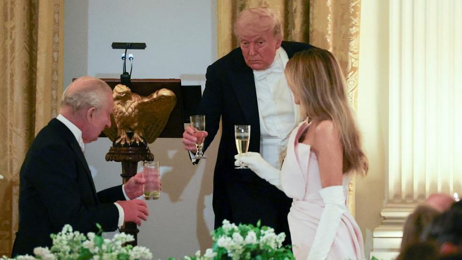 Raja Charles dari Inggris dan Presiden AS Donald Trump saat menghadiri jamuan makan malam kenegaraan untuk Raja dan Ratu Camilla di Gedung Putih, Washington, D.C., AS, Selasa (28/4/2026). (REUTERS/Suzanne Plunkett)