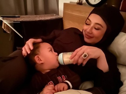 Momen Hangat Reza Artamevia Asuh Sang Cucu Baby Arash yang Menggemaskan