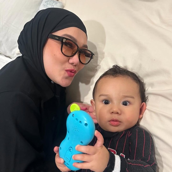 <p>Baru-baru ini, sang penyanyi kembali mengabadikan momen ketika mengasuh cucunya di rumah. Kebersamaan tersebut diunggah langsung melalui beberapa foto di Instagram pribadi.&nbsp;(Foto: Instagram @rezaartameviaofficial)</p>