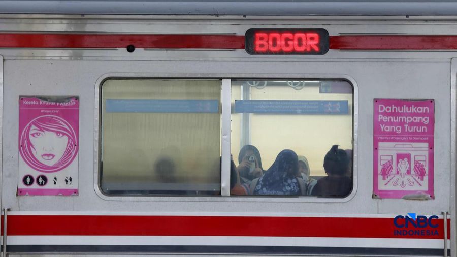 Sejumlah calon penumpang wanita kembali memadati gerbong unik wanita Kereta Rel Listrik (KRL) di peron 3-4 Stasiun Manggarai, Jakarta Selatan, Rabu (29/4/2026). (CNBC Indonesia/Muhammad Sabki)
