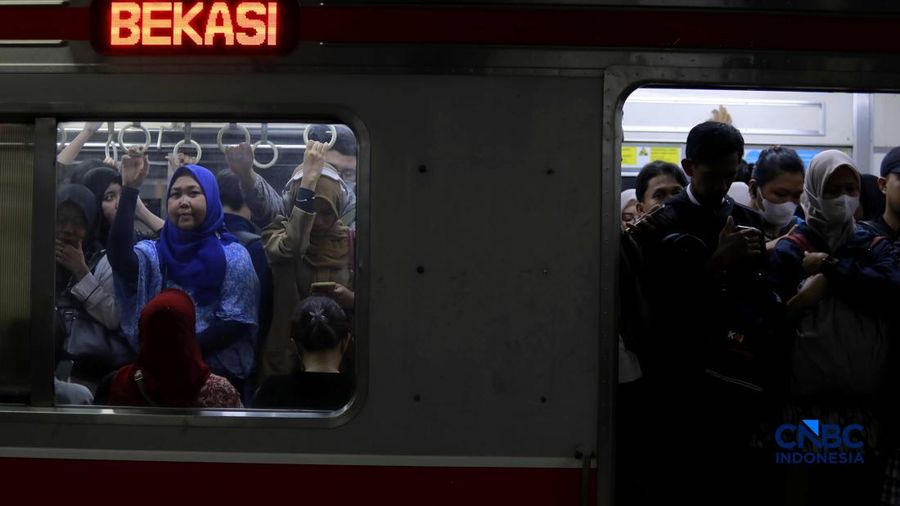 Sejumlah calon penumpang wanita kembali memadati gerbong unik wanita Kereta Rel Listrik (KRL) di peron 3-4 Stasiun Manggarai, Jakarta Selatan, Rabu (29/4/2026). (CNBC Indonesia/Muhammad Sabki)