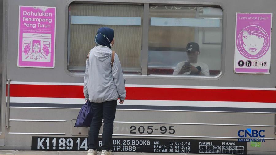 Sejumlah calon penumpang wanita kembali memadati gerbong unik wanita Kereta Rel Listrik (KRL) di peron 3-4 Stasiun Manggarai, Jakarta Selatan, Rabu (29/4/2026). (CNBC Indonesia/Muhammad Sabki)