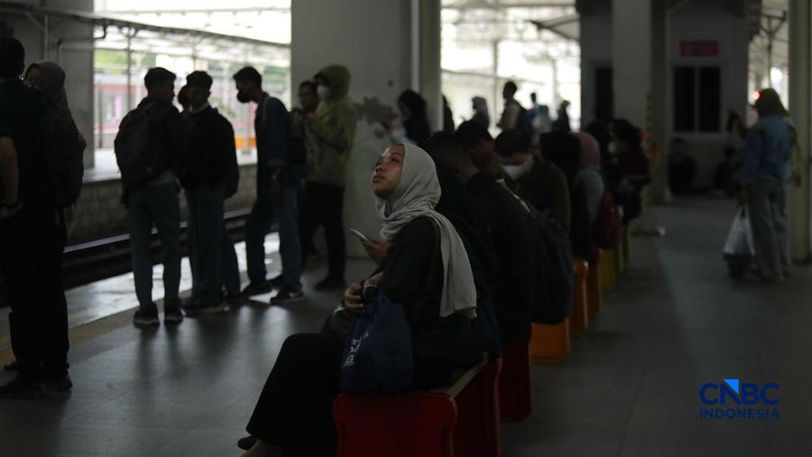 Sejumlah calon penumpang wanita kembali memadati gerbong unik wanita Kereta Rel Listrik (KRL) di peron 3-4 Stasiun Manggarai, Jakarta Selatan, Rabu (29/4/2026). (CNBC Indonesia/Muhammad Sabki)