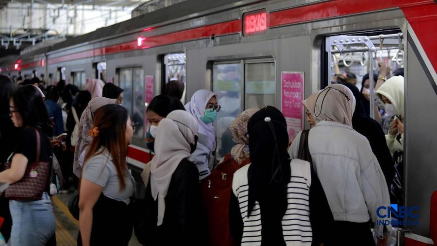 Sejumlah calon penumpang wanita kembali memadati gerbong unik wanita Kereta Rel Listrik (KRL) di peron 3-4 Stasiun Manggarai, Jakarta Selatan, Rabu (29/4/2026). (CNBC Indonesia/Muhammad Sabki)