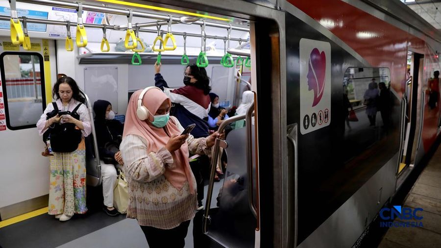 Sejumlah calon penumpang wanita kembali memadati gerbong unik wanita Kereta Rel Listrik (KRL) di peron 3-4 Stasiun Manggarai, Jakarta Selatan, Rabu (29/4/2026). (CNBC Indonesia/Muhammad Sabki)