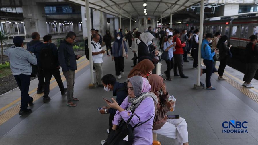 Sejumlah calon penumpang wanita kembali memadati gerbong unik wanita Kereta Rel Listrik (KRL) di peron 3-4 Stasiun Manggarai, Jakarta Selatan, Rabu (29/4/2026). (CNBC Indonesia/Muhammad Sabki)