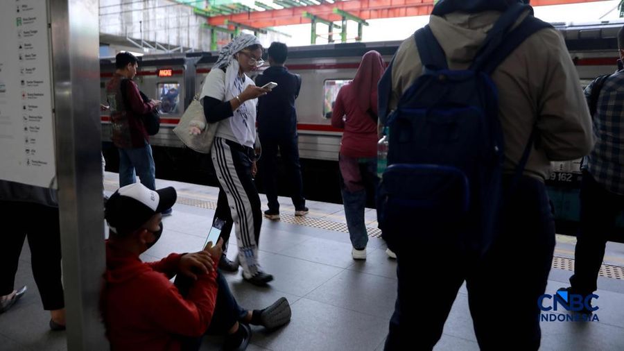 Sejumlah calon penumpang wanita kembali memadati gerbong unik wanita Kereta Rel Listrik (KRL) di peron 3-4 Stasiun Manggarai, Jakarta Selatan, Rabu (29/4/2026). (CNBC Indonesia/Muhammad Sabki)