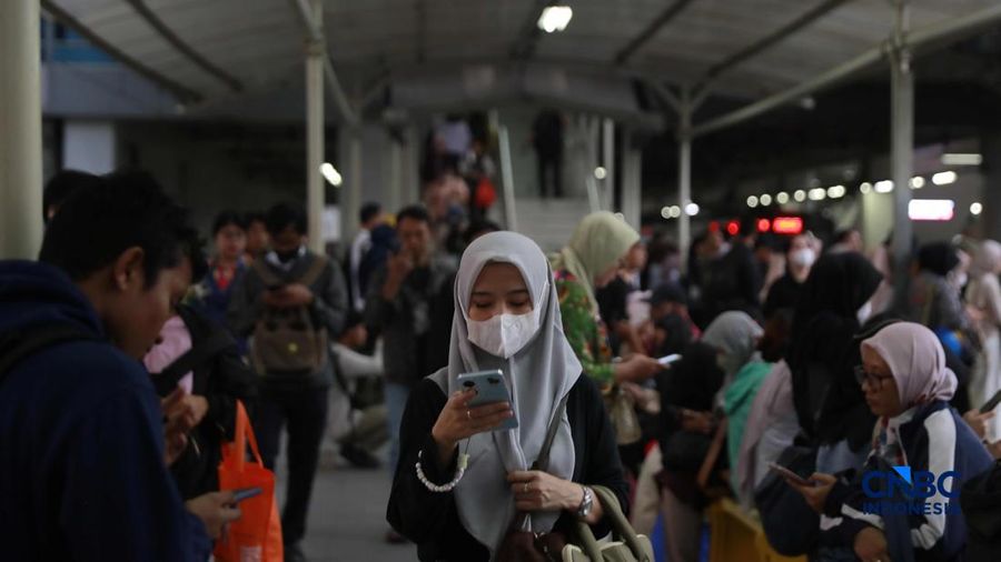 Sejumlah calon penumpang wanita kembali memadati gerbong unik wanita Kereta Rel Listrik (KRL) di peron 3-4 Stasiun Manggarai, Jakarta Selatan, Rabu (29/4/2026). (CNBC Indonesia/Muhammad Sabki)