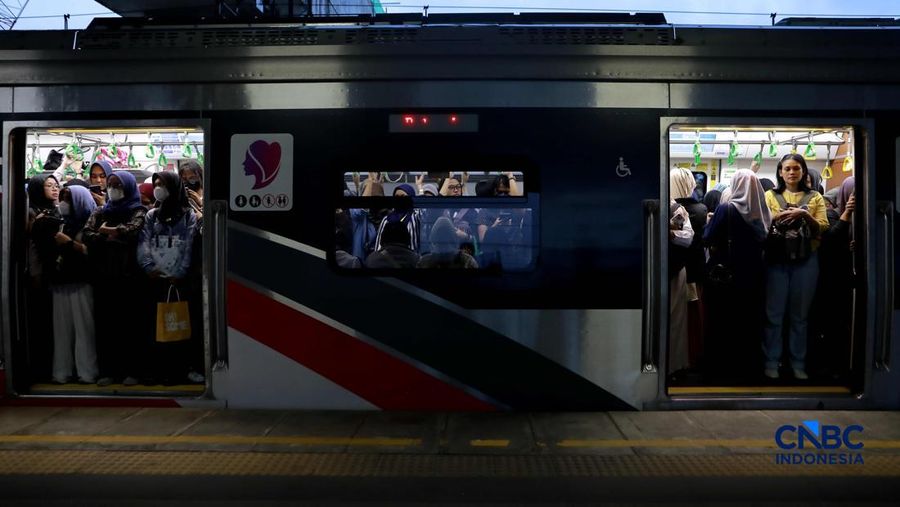 Sejumlah calon penumpang wanita kembali memadati gerbong unik wanita Kereta Rel Listrik (KRL) di peron 3-4 Stasiun Manggarai, Jakarta Selatan, Rabu (29/4/2026).
