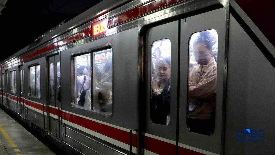 Sejumlah calon penumpang wanita kembali memadati gerbong unik wanita Kereta Rel Listrik (KRL) di peron 3-4 Stasiun Manggarai, Jakarta Selatan, Rabu (29/4/2026).