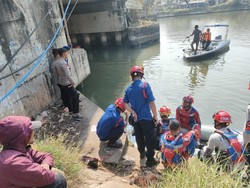 Tim SAR Polairud Polda Metro Evakuasi Pemotor yang Tenggelam di KBT