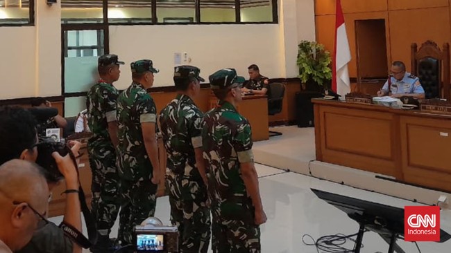 Empat anggota TNI yang menjadi terdakwa dalam kasus penyiraman air keras Andrie Yunus untuk pertama kalinya dihadirkan dalam persidangan di Pengadilan Militer.