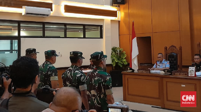 Tim Advokasi untuk Demokrasi tidak hadir dalam sidang perdana kasus penyiraman air keras terhadap Andrie Yunus. Empat terdakwa anggota TNI dihadirkan ke publik.