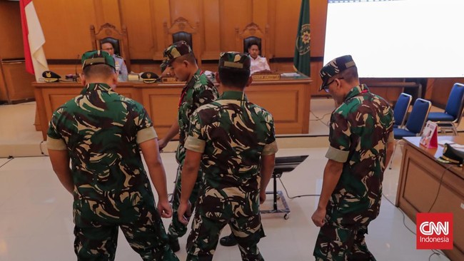 Majelis hakim melihat Terdakwa I Edi Sudarko tidak nyaman di persidangan kasus penyiraman air keras ke Aktivis KontraS. Hakim sarankan pengobatan lebih lanjut.
