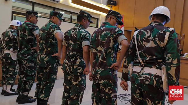 Empat anggota BAIS TNI ingin meminta maaf kepada aktivis Andrie Yunus yang disiram air keras. Andrie masih dalam perawatan intensif di RSCM.