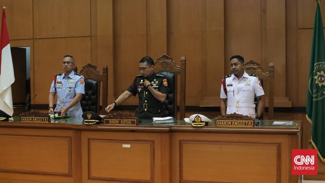 Empat tentara TNI disidang di Pengadilan Militer Jakarta terkait penyiraman air keras terhadap Andrie Yunus. Proses persidangan menuai kritik dari Tim Advokasi.