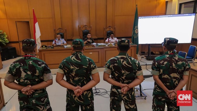 Majelis hakim meminta oditur menghadirkan Andrie Yunus hadir sebagai saksi sidang kasus penyiraman air keras. Jika tak mampu, hakim akan menghadirkan paksa.