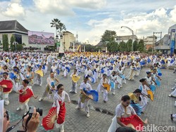 Meriah! Ribuan Penari Kipas Tumplek Blek di Titik Nol Kota Solo