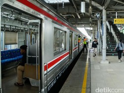 Video: Aktivitas Penumpang di Stasiun Bekasi Timur Kembali Normal Pagi Ini