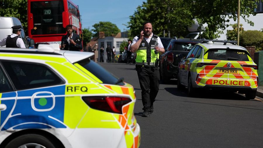 Suasana letak pasca kejadian penusukan di wilayah Golders Green, London. Inggris, Rabu (28/4/2026). (REUTERS/Hannah McKay)