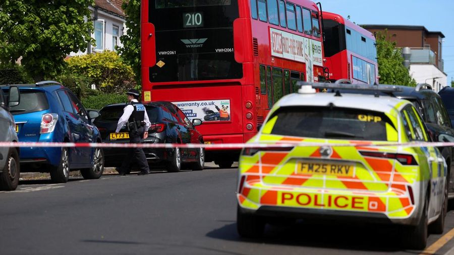 Suasana letak pasca kejadian penusukan di wilayah Golders Green, London. Inggris, Rabu (28/4/2026). (REUTERS/Hannah McKay)