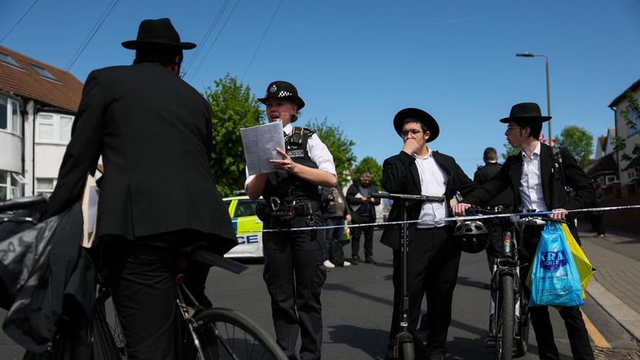 Suasana letak pasca kejadian penusukan di wilayah Golders Green, London. Inggris, Rabu (28/4/2026). (REUTERS/Hannah McKay)