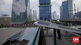 FOTO: Hamparan Panel Surya untuk Langit Biru Nusantara