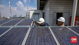 Petugas memeriksa kondisi panel surya di Kantor Direktorat Jenderal Ketenagalistrikan, Kementerian ESDM di Jakarta, Rabu (29/4/2026). (CNN Indonesia/Adi ibrahim)