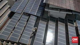 Petugas memeriksa kondisi panel surya di Kantor Direktorat Jenderal Ketenagalistrikan, Kementerian ESDM di Jakarta, Rabu (29/4/2026). (CNN Indonesia/Adi ibrahim).