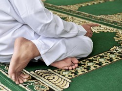 Duduk Tawaruk Adalah Duduk Tasyahud Akhir, Begini Posisi yang Benar