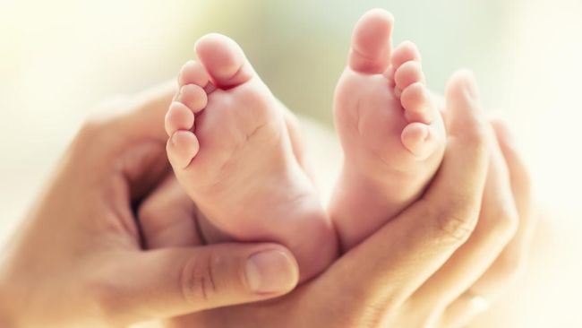 Viral Balita Nangis Diterapi "Totok Sirih", Ini Cara Pijat Bayi yang Aman Menurut IDAI