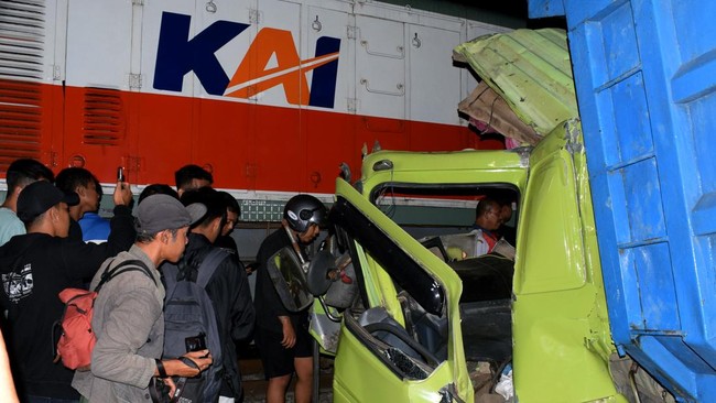 Kecelakaan kereta api di Tanjungbalai, Sumatra Utara, terjadi saat Kereta Api Putri Deli menabrak truk pasir. Sopir truk meninggal di lokasi kejadian.