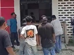 Warga Blokir Akses Kantor Camat di Tapteng gegara Bantuan Bencana