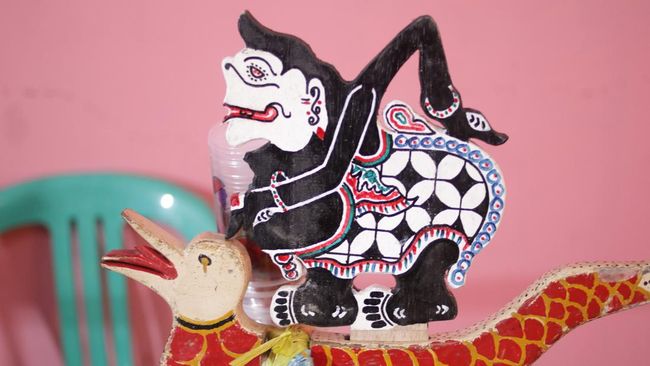 Menelaah asal-usul wayang kulit, terutama tokoh Semar, yang sempat disebut PM Singapura sebagai pembentuk budaya Melayu Singapura.