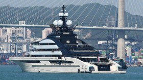 FOTO: Penampakan Kapal Yacht Mewah yang Mudah Lewati Selat Hormuz