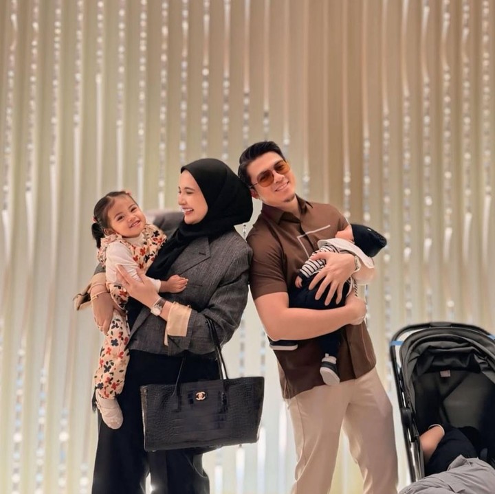 <p>Putri Zaskia Sungkar dan Irwansyah, Humaira selalu mencuri perhatian publik. Di usianya yang baru menginjak satu tahun, Humaira tumbuh dengan paras yang semakin cantik dan semakin lihai berpose bak model cilik. (Foto: Instagram @zaskiasungkar15)</p>
