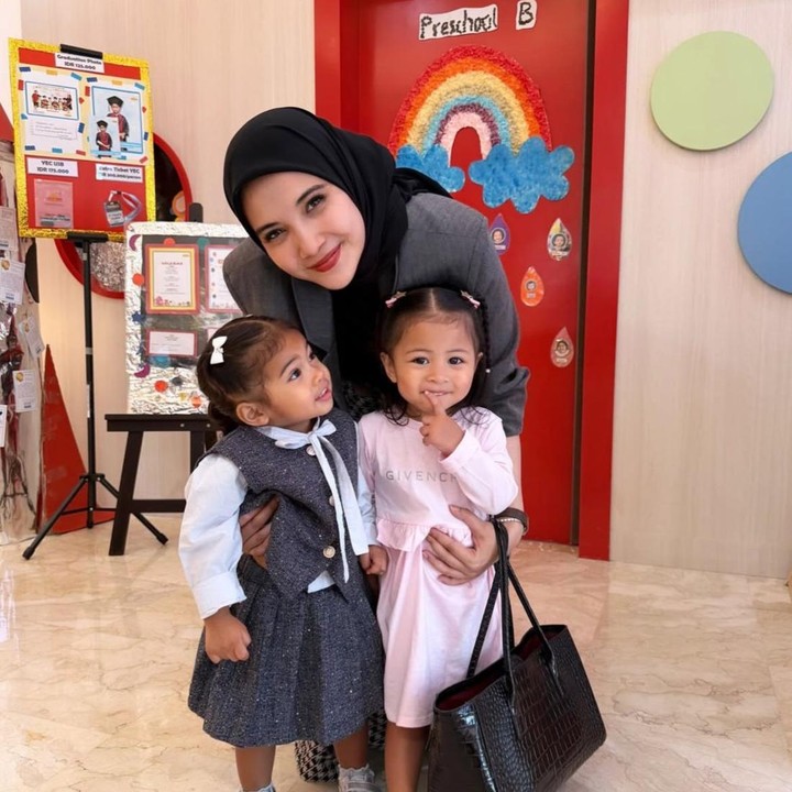 <p>Zaskia Sungkar pun kerap mengunggah momen-momen Humaira di akun Instagram pribadinya. Meski masih balita, Si Kecil ini sudah memiliki banyak penggemar karena wajah dan tingkahnya yang selalu menggemaskan. Pada potret ini, Humaira tampak berpose bersama putri Nagita Slavina, Lily. (Foto: Instagram @zaskiasungkar15)</p>