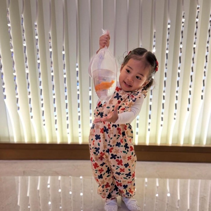 <p>Tidak hanya itu, gaya berpakaian Humaira juga sering tampil <em>fashionable</em>. Pada potret yang dibagikan, putri Zaskia Sungkar ini terlihat cantik mengenakan <em>one set</em> bermotif bunga sambil menunjukkan senyumannya yang manis. (Foto: Instagram @zaskiasungkar15)</p>