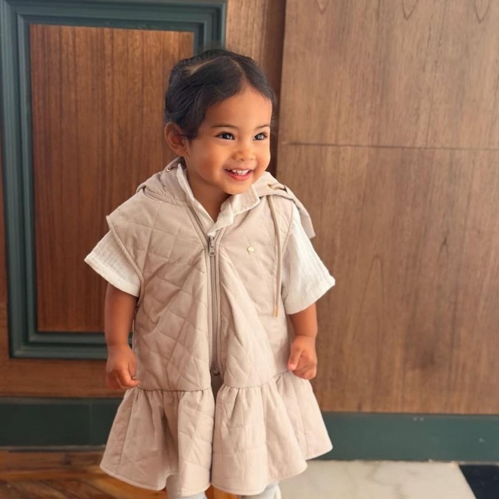 <p>Sebagai Bunda, Zaskia pun kerap mengunggah foto <em>outfit</em> sang putri di berbagai momen. Dalam unggahan ini, Humaira tampil mengenakan jaket model terusan yang dipadukan dengan sepatu berwarna putih. (Foto: Instagram @zaskiasungkar15)</p>