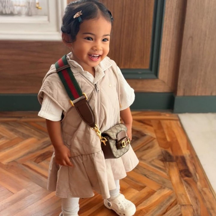 <p>Pada kesempatan yang sama, penampilan Si Kecil ini tampak semakin kece saat mengenakan tas selempang mungilnya. Gayanya saat berpose <em>Outfit of the Day</em> (OOTD) pun berhasil mencuri perhatian netizen. "Masya Allah gemas," kata <em>@rah****</em>. "Humaira kamu cantik bangett," ujar <em>@aba****.</em> "Humaira benar-benar anak Bunda Kia. <em>Style</em>-nya semakin khasnya Bunda Kia," tambah <em>@kir****.</em> (Foto: Instagram @zaskiasungkar15)</p>