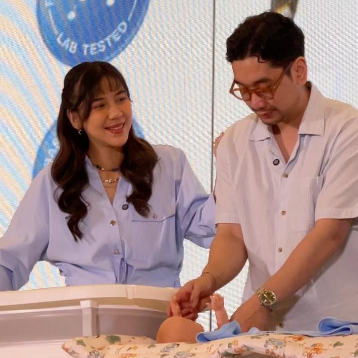 <p>Melalui unggahan di Instagram, Dinda mem-<em>posting</em> foto-fotonya saat mengikuti kelas<em> newborn care</em> bersama sang suami Raka Akmal. Dalam satu video yang dibagikan, Raka tampak mencoba mengganti pakaian dari boneka peraga. Di kelas ini, tampaknya tak hanya calon Bunda yang belajar mengasuh bayi baru lahir. Sang calon ayah juga diberi kesempatan untuk merawat Si Kecil. (Foto: Instagram @adindathomas)</p>