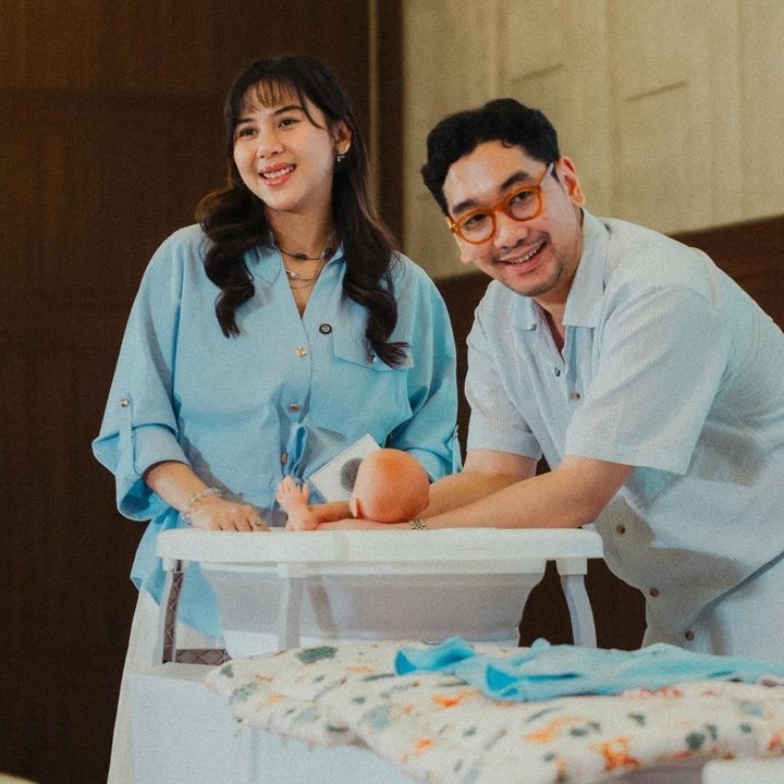 <p>Adinda mengungkap bahwa momen kebersamaannya dengan sang suami saat mengikuti kelas newborn care ini begitu berkesan. Ia merasa tidak sendirian dalam mempersiapkan persalinan pertamanya. "Persiapan menyambut <em>baby</em> Egg bareng raka ternyata jadi moment berkesan banget dimasa hamil ini. Rasanya kaya disetiap <em>moment</em> ditemenin, ga ngerasa sendirian disaat ga ngerti apa&rdquo; langsung praktek untuk pilih barang&rdquo; yang terbaik buat baby Egg," tulis Dinda. (Foto: Instagram @adindathomas)</p>